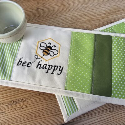 Tassenuntersetzer in Patchworkarbeit, bestickt mit einer Biene und 