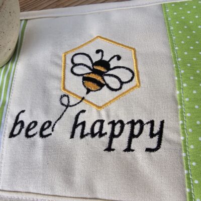 Tassenuntersetzer in Patchworkarbeit, bestickt mit einer Biene und 