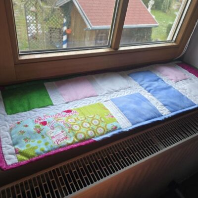 👑Luxus für die Katze - handmade Patchwork Fensterbankauflagen aus frischen Frühlingsfarben. Echte Patchworkarbeit mit freihand Quiltnähten