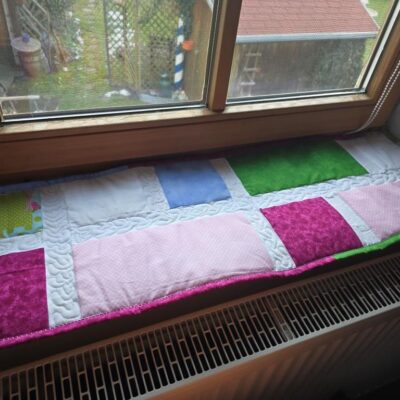 👑Luxus für die Katze - handmade Patchwork Fensterbankauflagen aus frischen Frühlingsfarben. Echte Patchworkarbeit mit freihand Quiltnähten