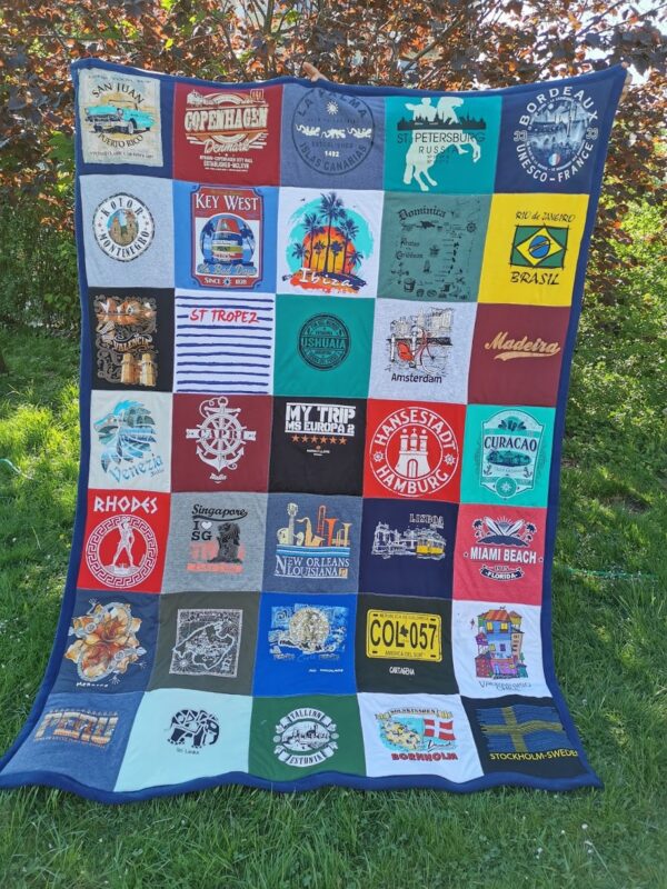 T-Shirtdecke als Patchworkdecke nähen lassen aus geliebten T-Shirts, College Shirts, Souvenir T-Shirts, Band T-Shirts und Sporttrikots.